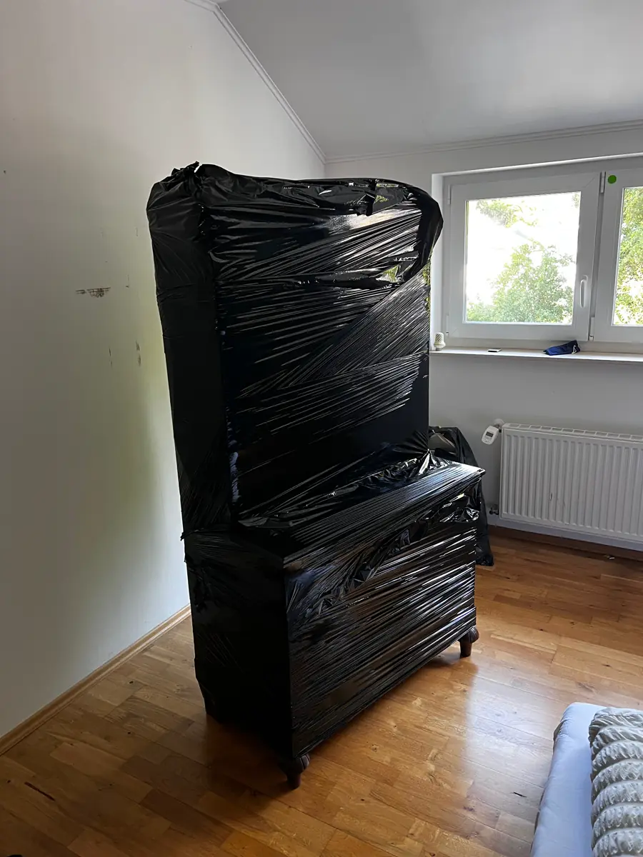 Armoire entièrement protégée sous film avant le transport