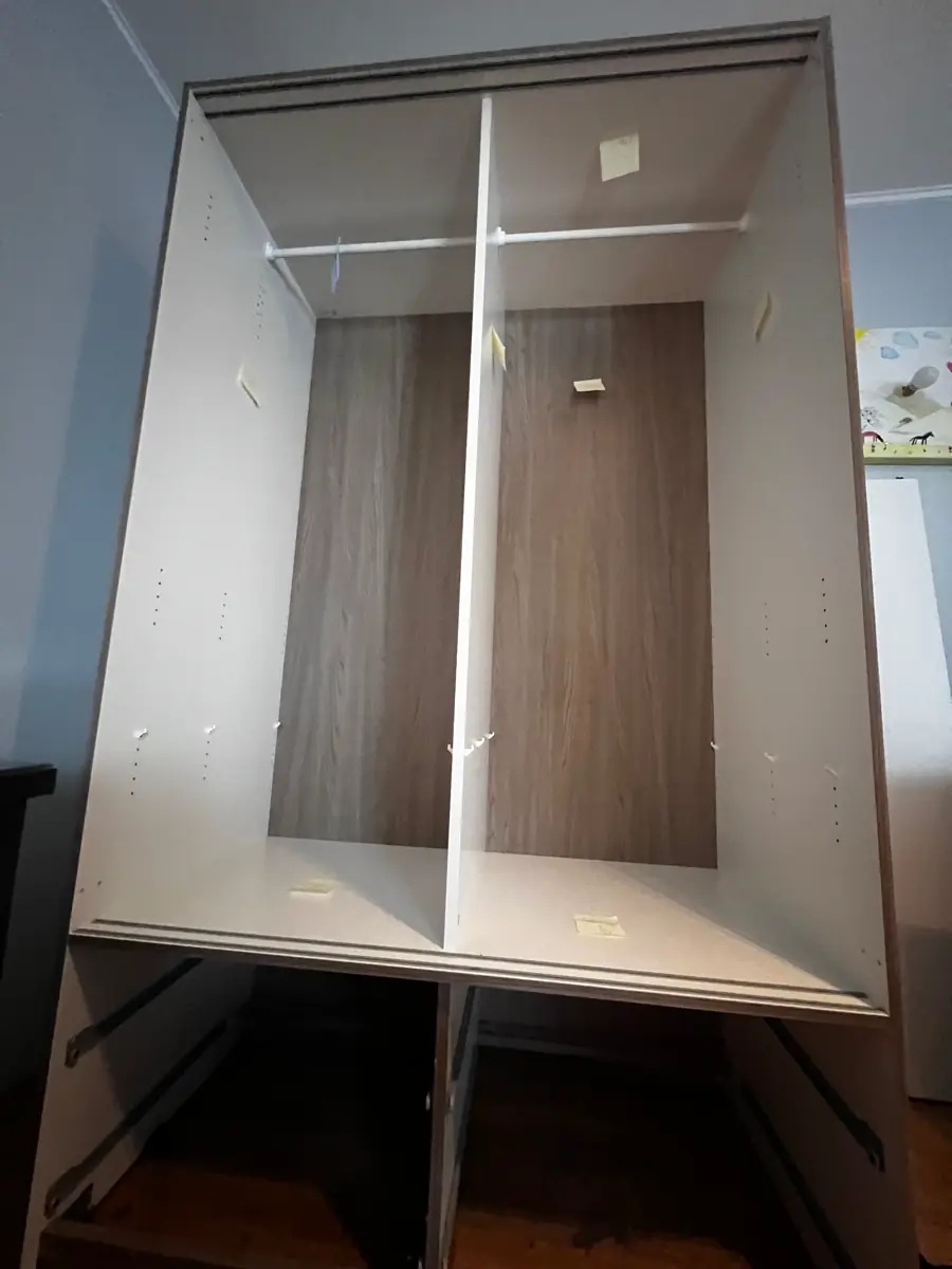 Armoire blanche remontée, prête à être rangée