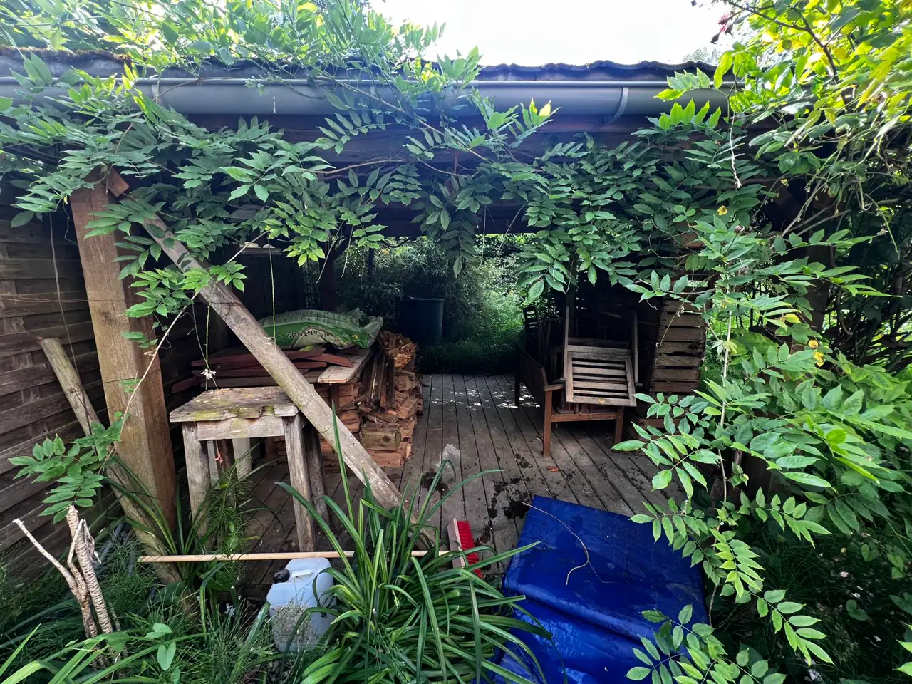 Après : abri de jardin dégagé, terrasse en bois libre