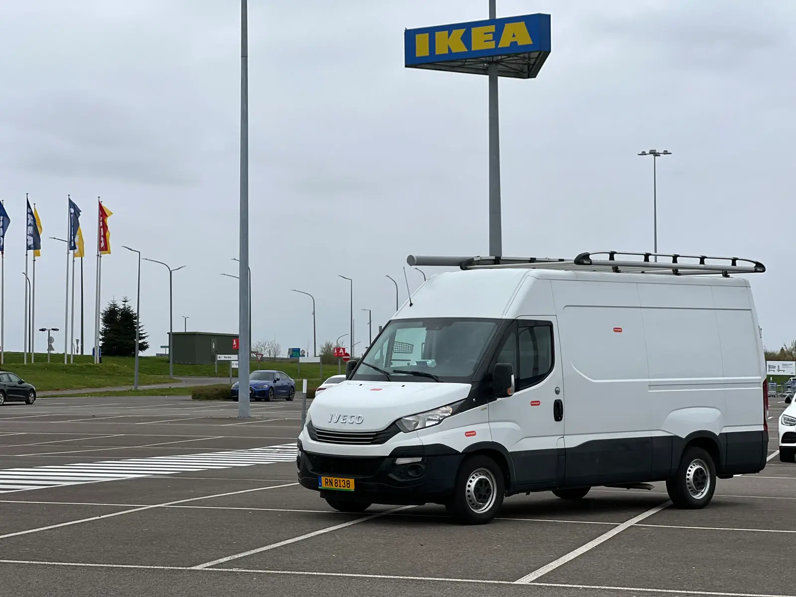 Utilitaire blanc Ecomove stationné sur un parking