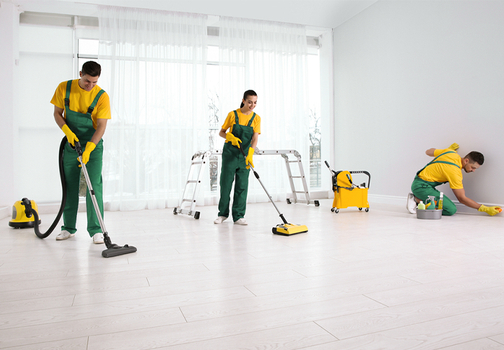 Équipe d'EcoMove en train de faire le nettoyage après chantier au Luxembourg