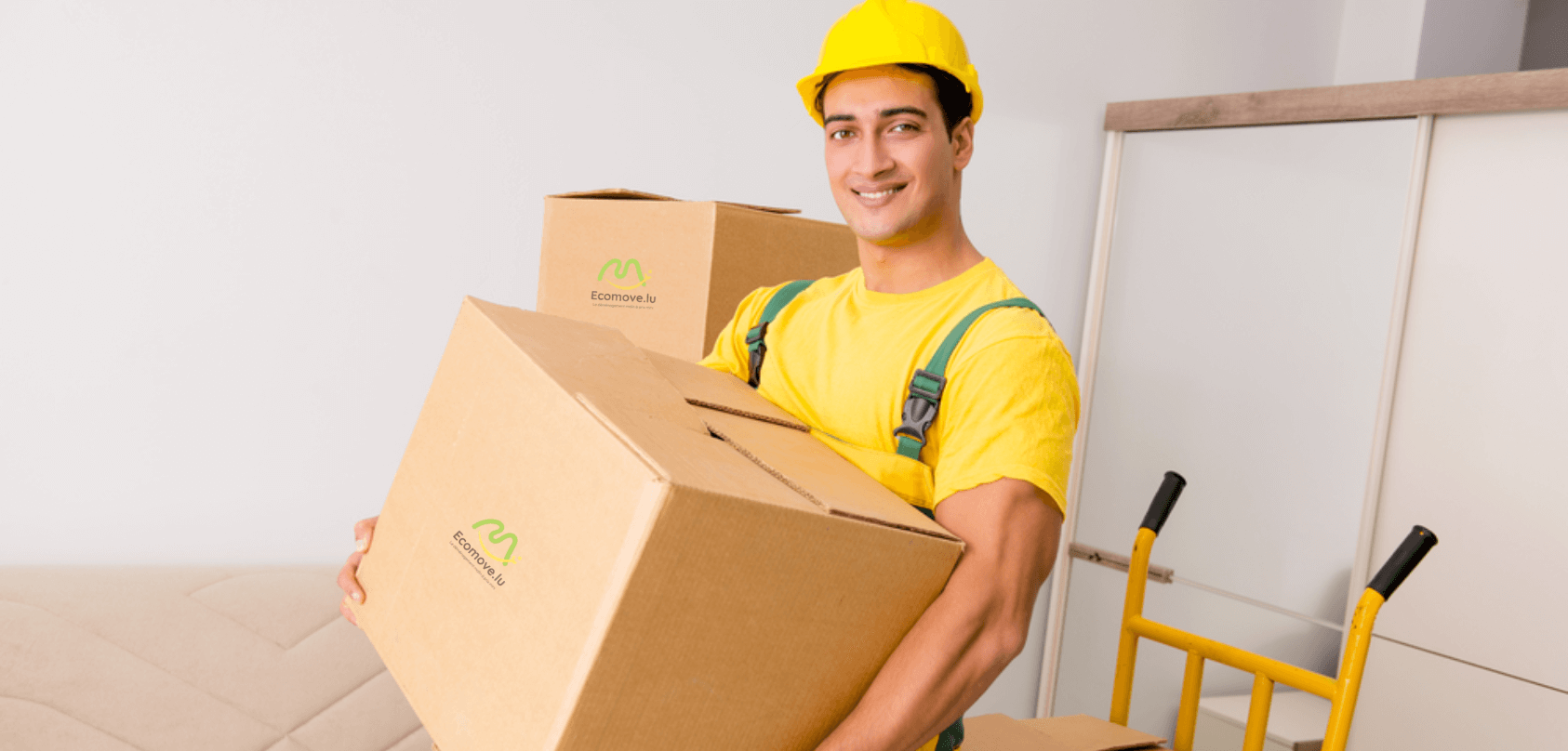 Déménageur professionnel transportant des cartons lors d’un déménagement au Luxembourg